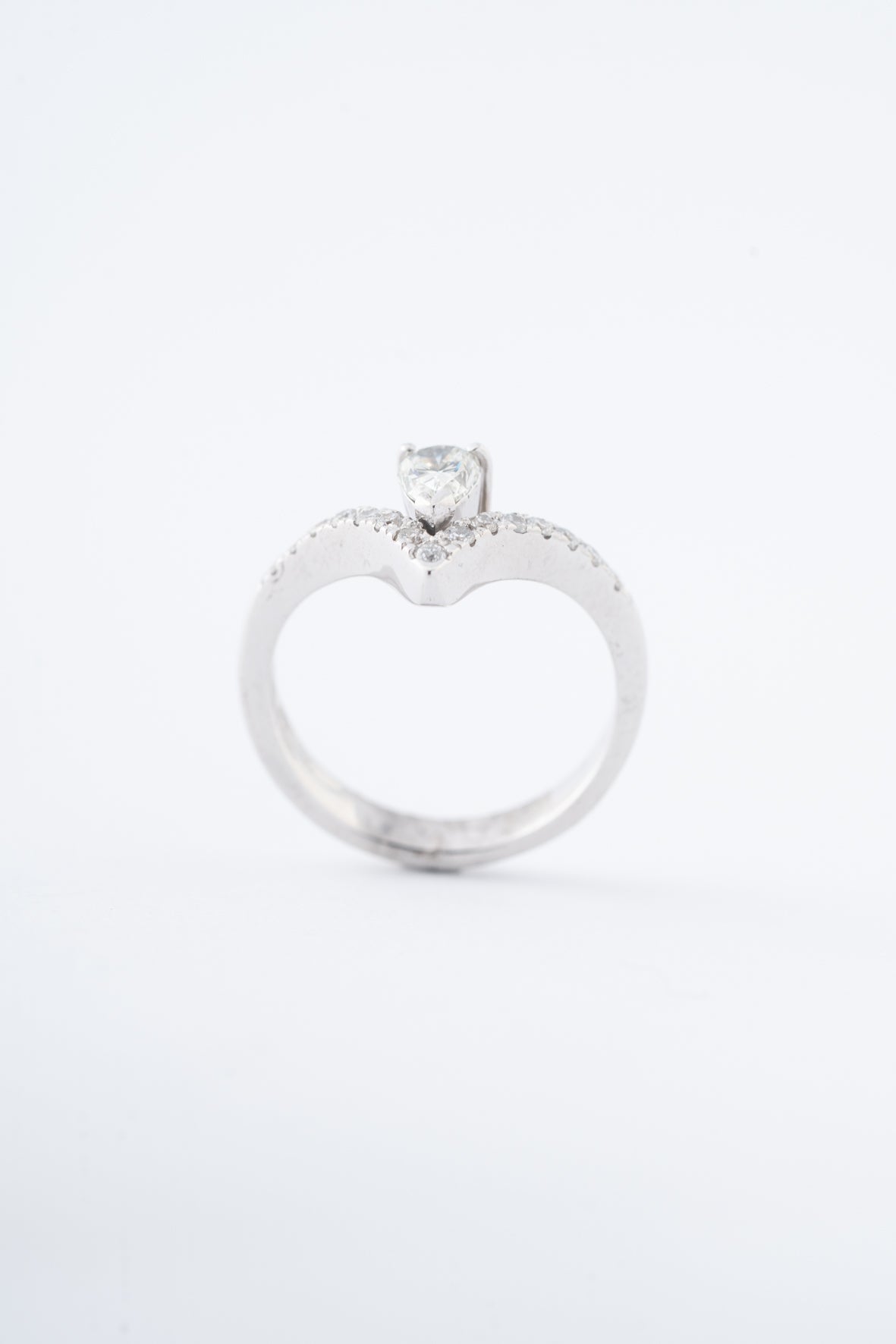 Wit gouden V-ring met briljanten