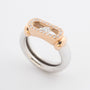 18 krt. wit/rosé gouden ring met een swinging diamond en briljanten