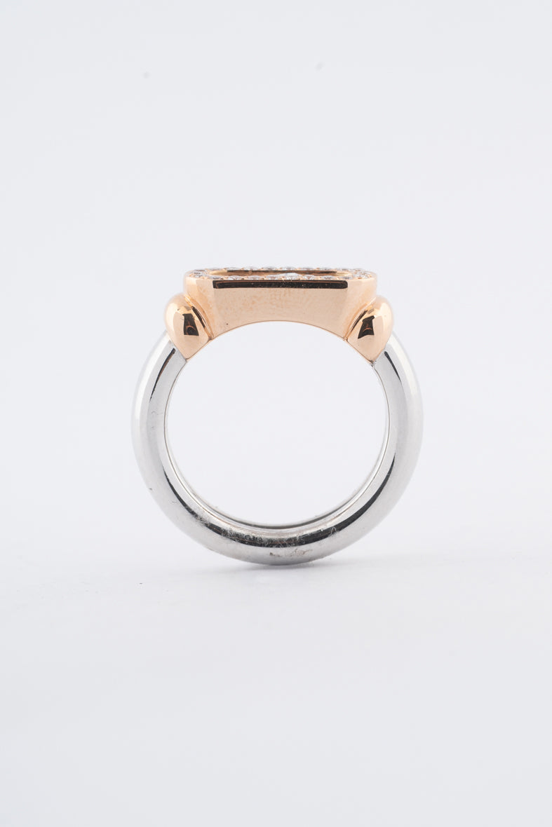 18 krt. wit/rosé gouden ring met een swinging diamond en briljanten