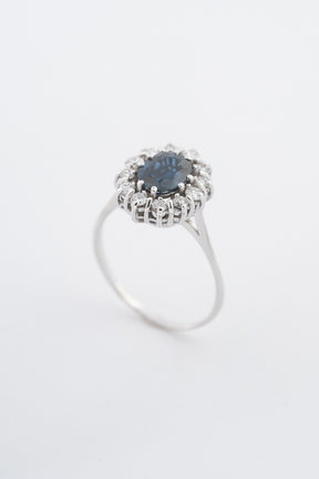 Witgouden entourage ring met een saffier en briljanten