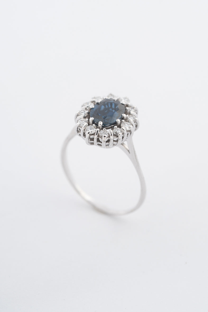 Witgouden entourage ring met een saffier en briljanten