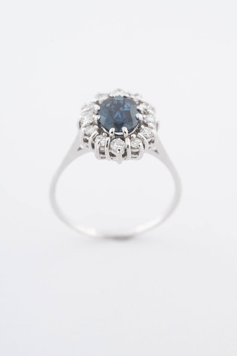 Witgouden entourage ring met een saffier en briljanten