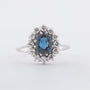 Witgouden entourage ring met een saffier en briljanten