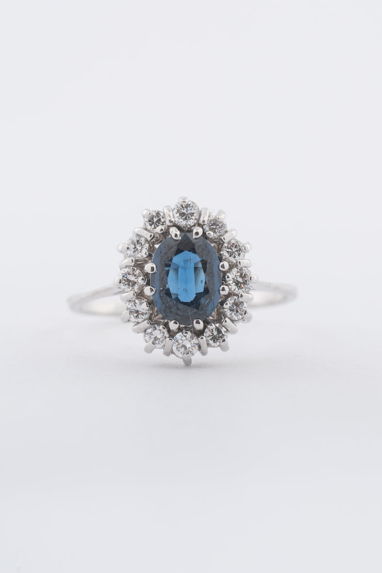 Witgouden entourage ring met een saffier en briljanten