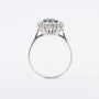Witgouden entourage ring met een saffier en briljanten
