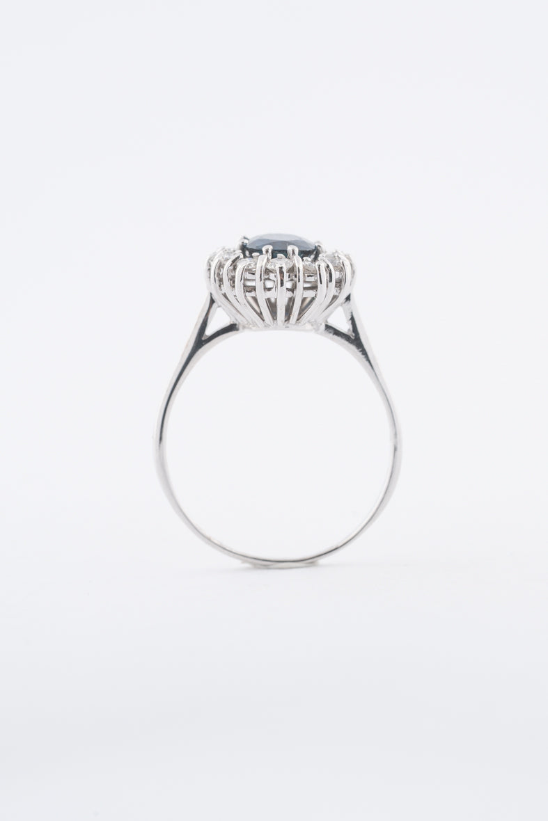 Witgouden entourage ring met een saffier en briljanten
