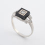 Antieke witgouden Art Deco ring met onyx, briljant en diamanten