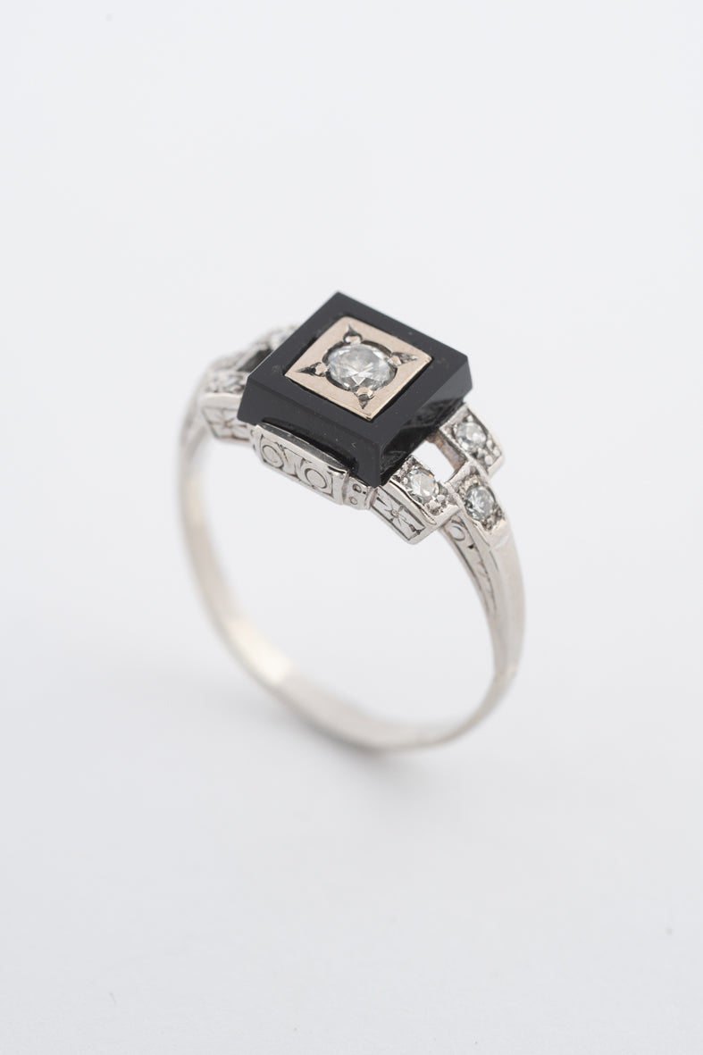 Antieke witgouden Art Deco ring met onyx, briljant en diamanten