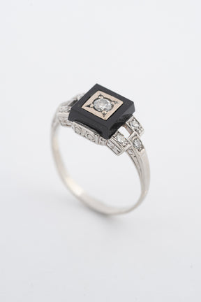 Antieke witgouden Art Deco ring met onyx, briljant en diamanten