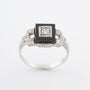 Antieke witgouden Art Deco ring met onyx, briljant en diamanten