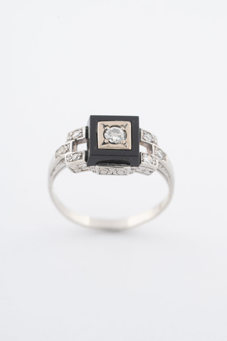 Antieke witgouden Art Deco ring met onyx, briljant en diamanten