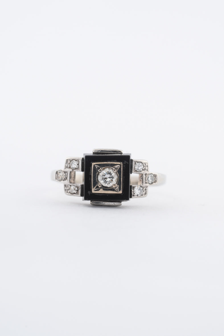 Antieke witgouden Art Deco ring met onyx, briljant en diamanten