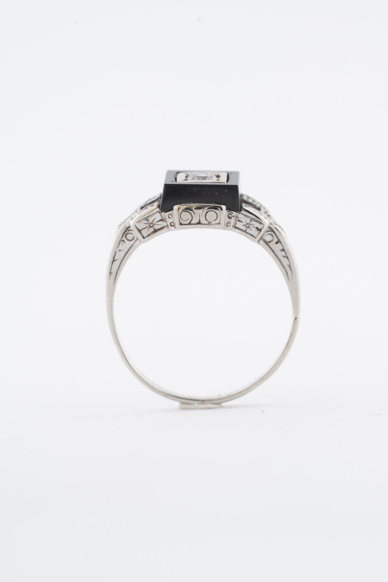 Antieke witgouden Art Deco ring met onyx, briljant en diamanten