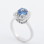 Witgouden entourage ring met een saffier en briljanten