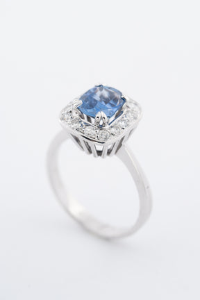 Witgouden entourage ring met een saffier en briljanten