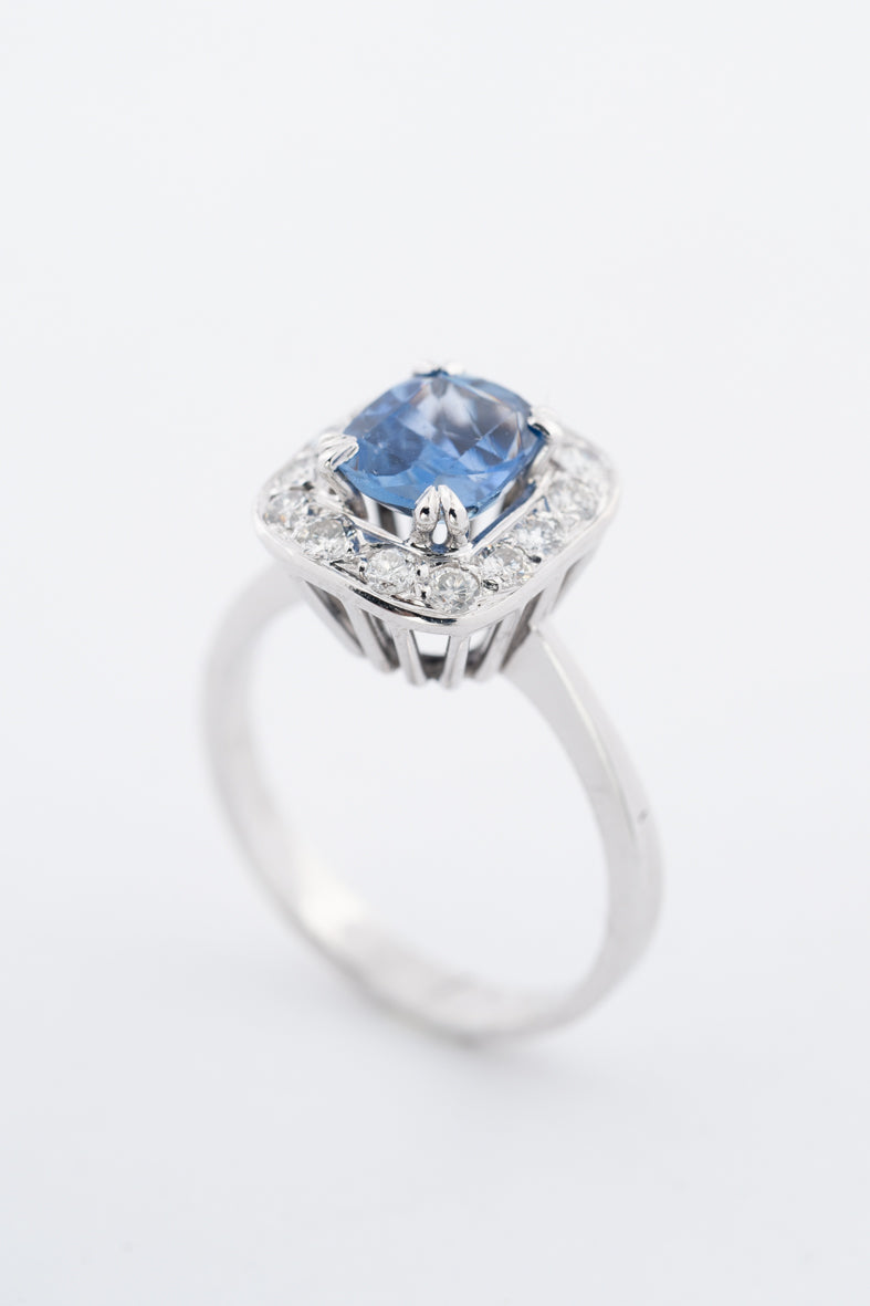 Witgouden entourage ring met een saffier en briljanten