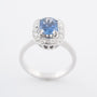 Witgouden entourage ring met een saffier en briljanten