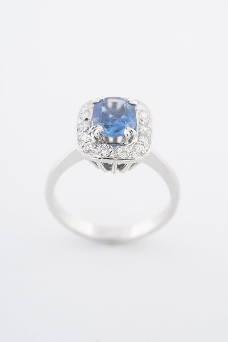 Witgouden entourage ring met een saffier en briljanten