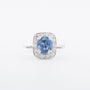 Witgouden entourage ring met een saffier en briljanten