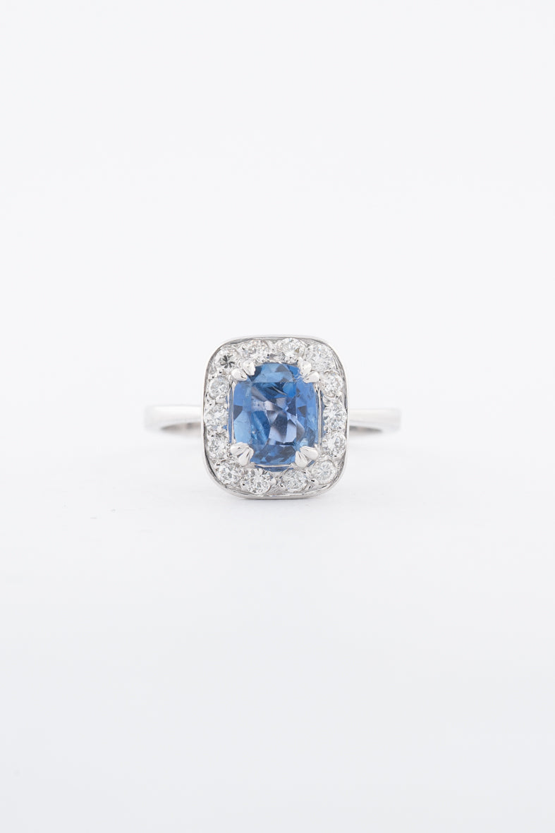 Witgouden entourage ring met een saffier en briljanten