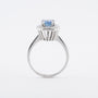 Witgouden entourage ring met een saffier en briljanten