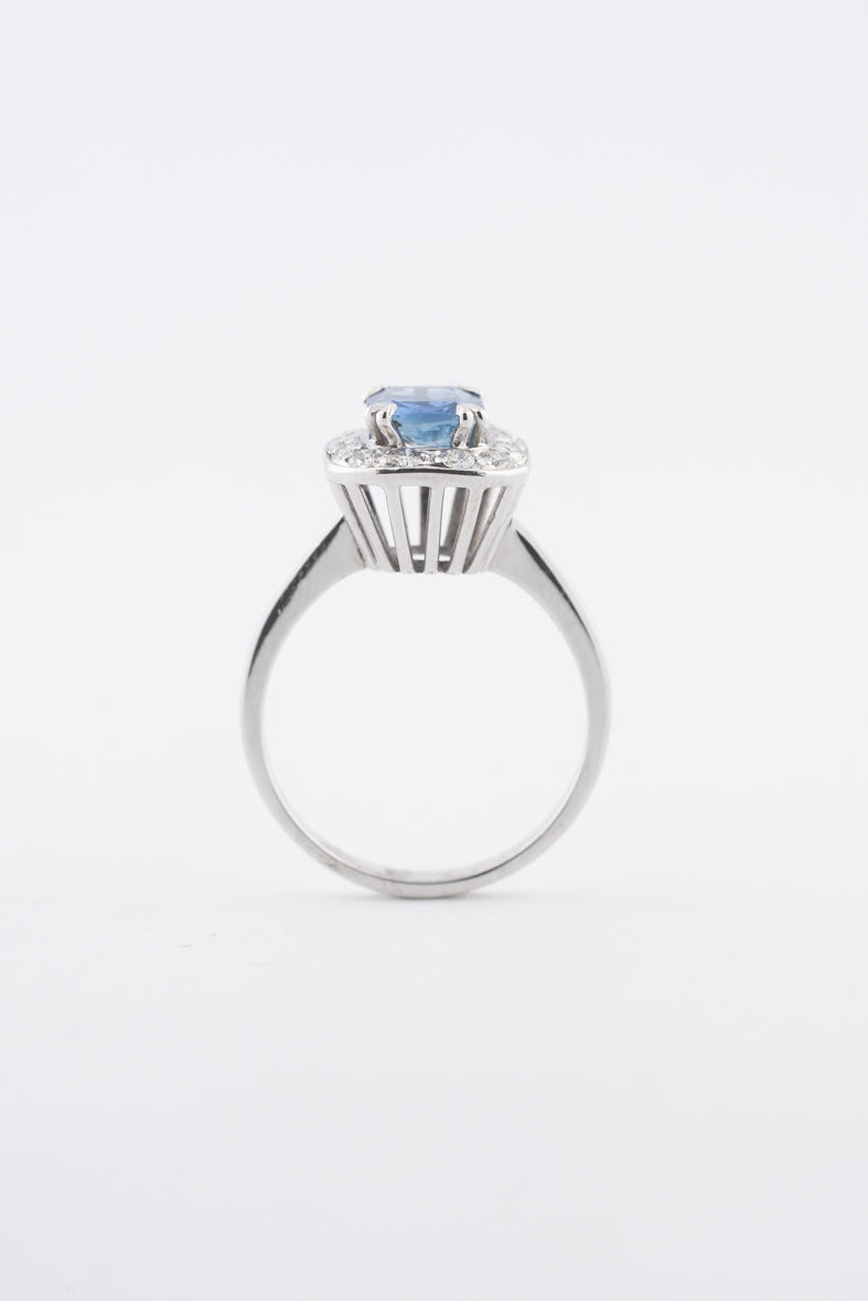 Witgouden entourage ring met een saffier en briljanten