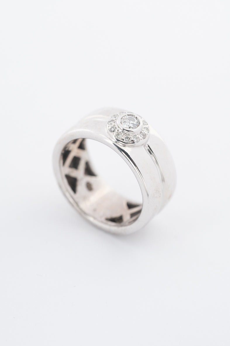 Witgouden entourage ring met briljanten