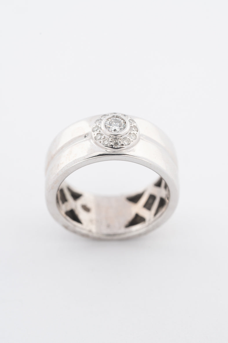 Witgouden entourage ring met briljanten