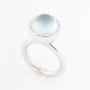 Witgouden ring met chalcedoon en briljanten van het merk Bron
