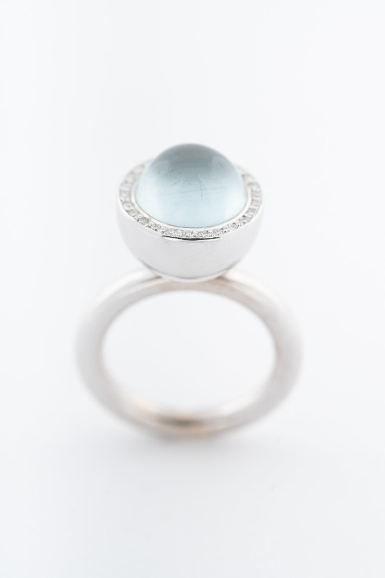 Witgouden ring met chalcedoon en briljanten van het merk Bron