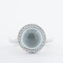 Witgouden ring met chalcedoon en briljanten van het merk Bron