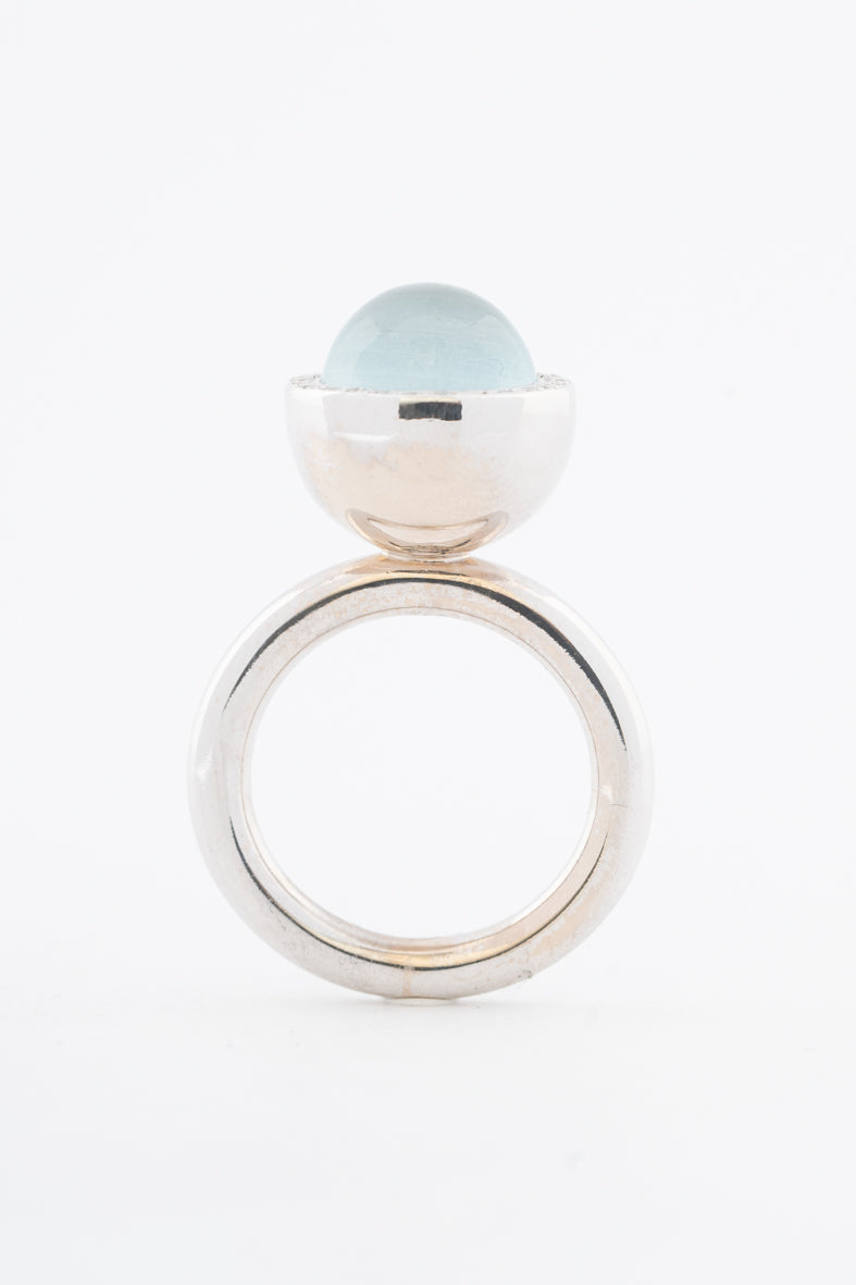 Witgouden ring met chalcedoon en briljanten van het merk Bron