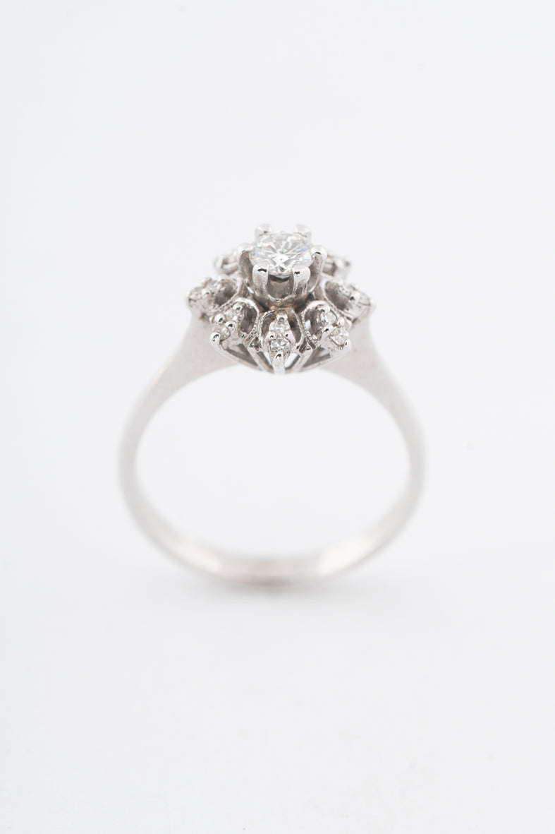 Witgouden entourage ring met een briljant en diamanten