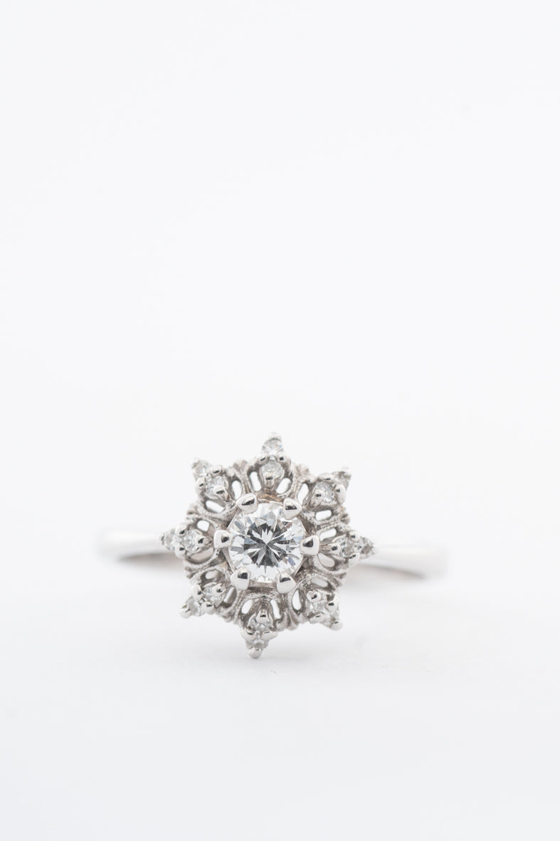 Witgouden entourage ring met een briljant en diamanten