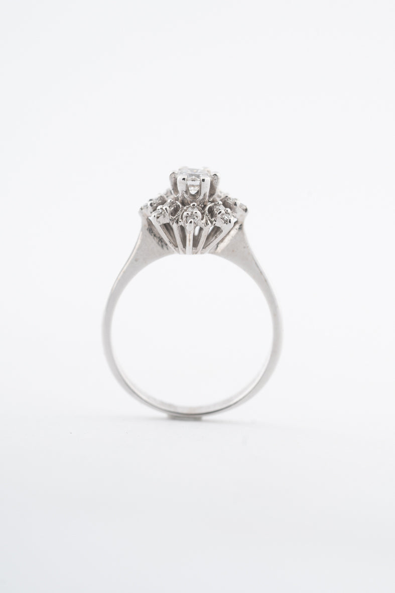 Witgouden entourage ring met een briljant en diamanten