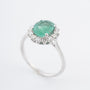 Witgouden entourage ring met een smaragd en briljanten