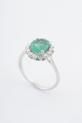 Witgouden entourage ring met een smaragd en briljanten