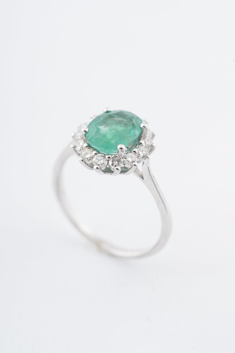 Witgouden entourage ring met een smaragd en briljanten