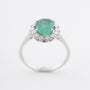 Witgouden entourage ring met een smaragd en briljanten