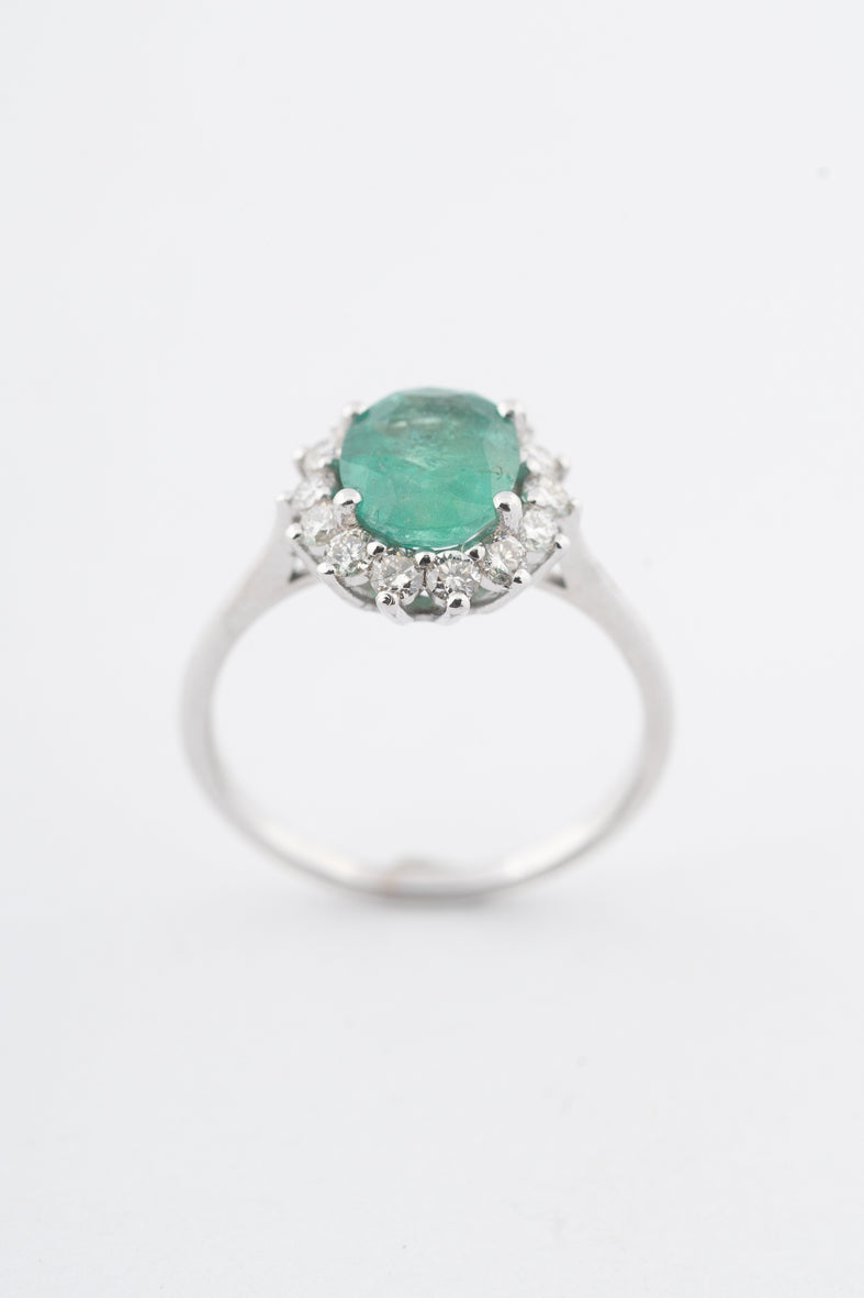 Witgouden entourage ring met een smaragd en briljanten