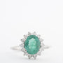 Witgouden entourage ring met een smaragd en briljanten