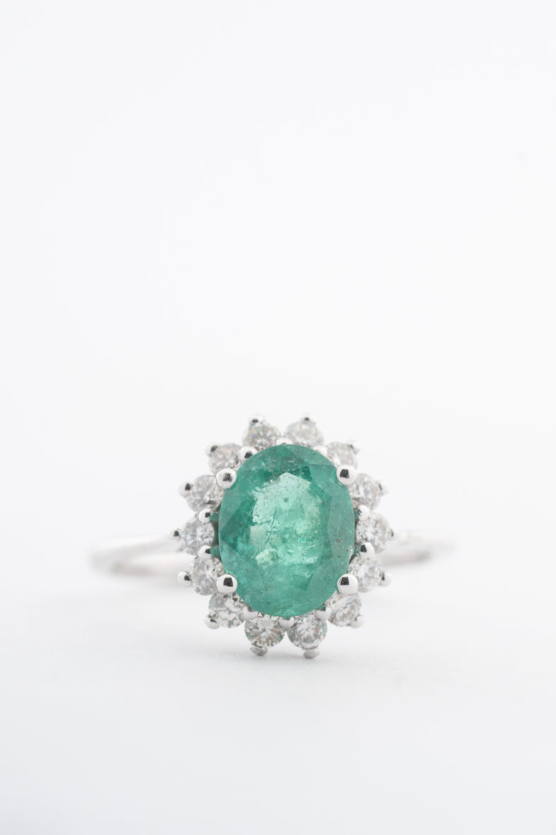 Witgouden entourage ring met een smaragd en briljanten