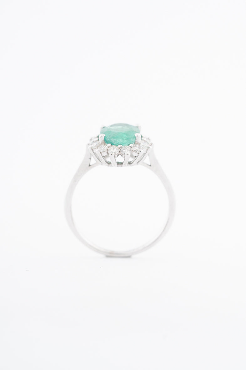 Witgouden entourage ring met een smaragd en briljanten