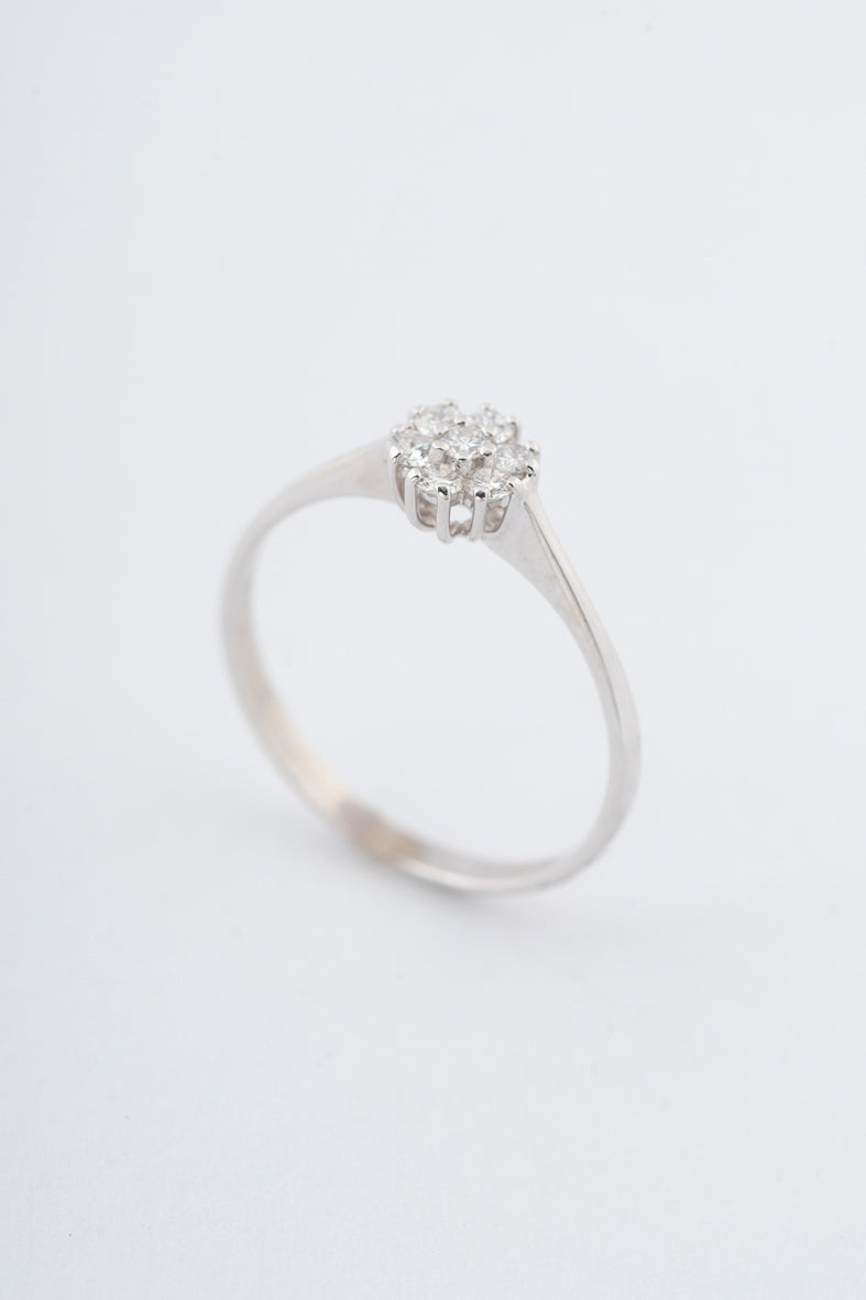Witgouden entourage ring met briljanten