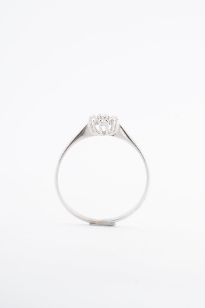 Witgouden entourage ring met briljanten
