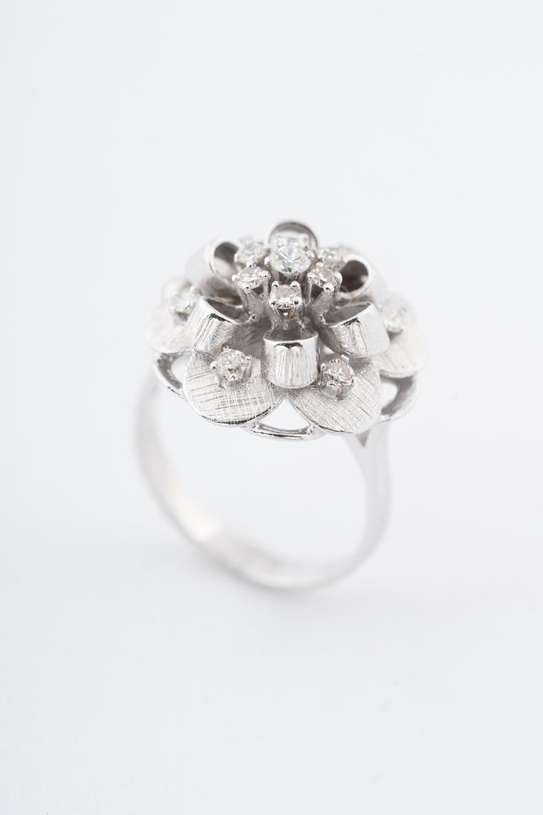 Witgouden entourage ring met briljanten
