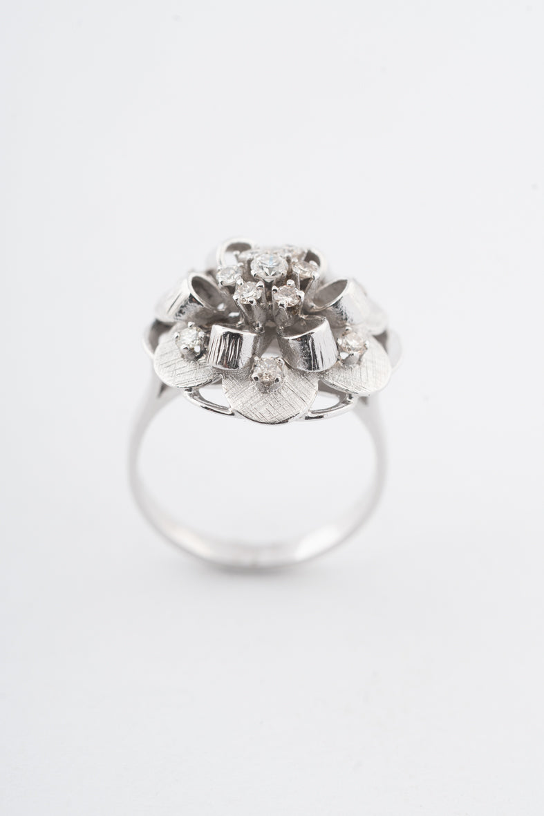 Witgouden entourage ring met briljanten