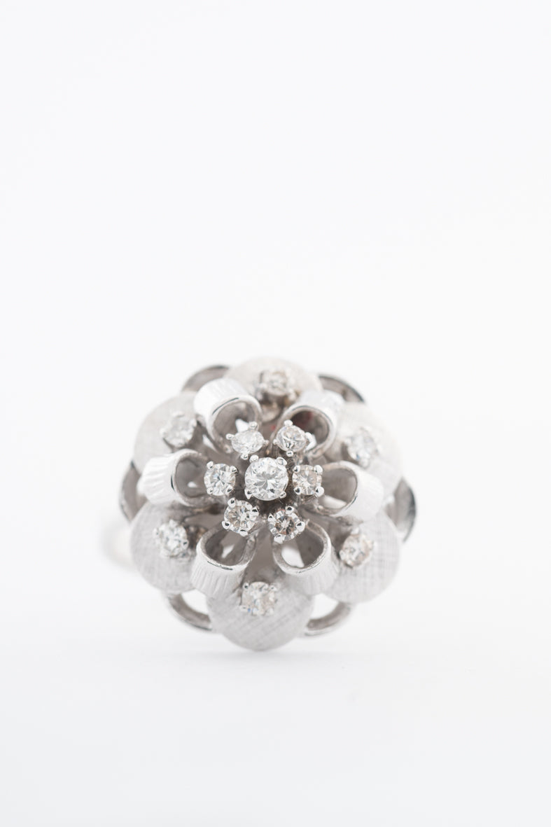 Witgouden entourage ring met briljanten