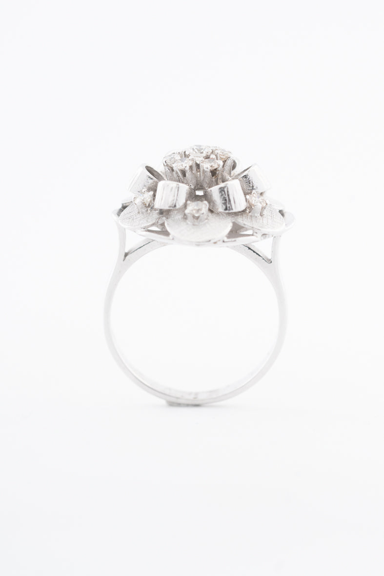 Witgouden entourage ring met briljanten