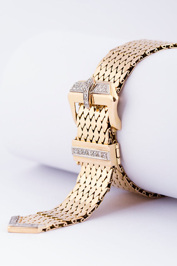 Buckle bracelet with diamond